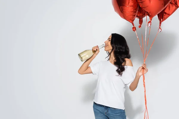 Bonita Mujer Morena Con Los Ojos Cerrados Sosteniendo Globos Rojos — Foto de Stock