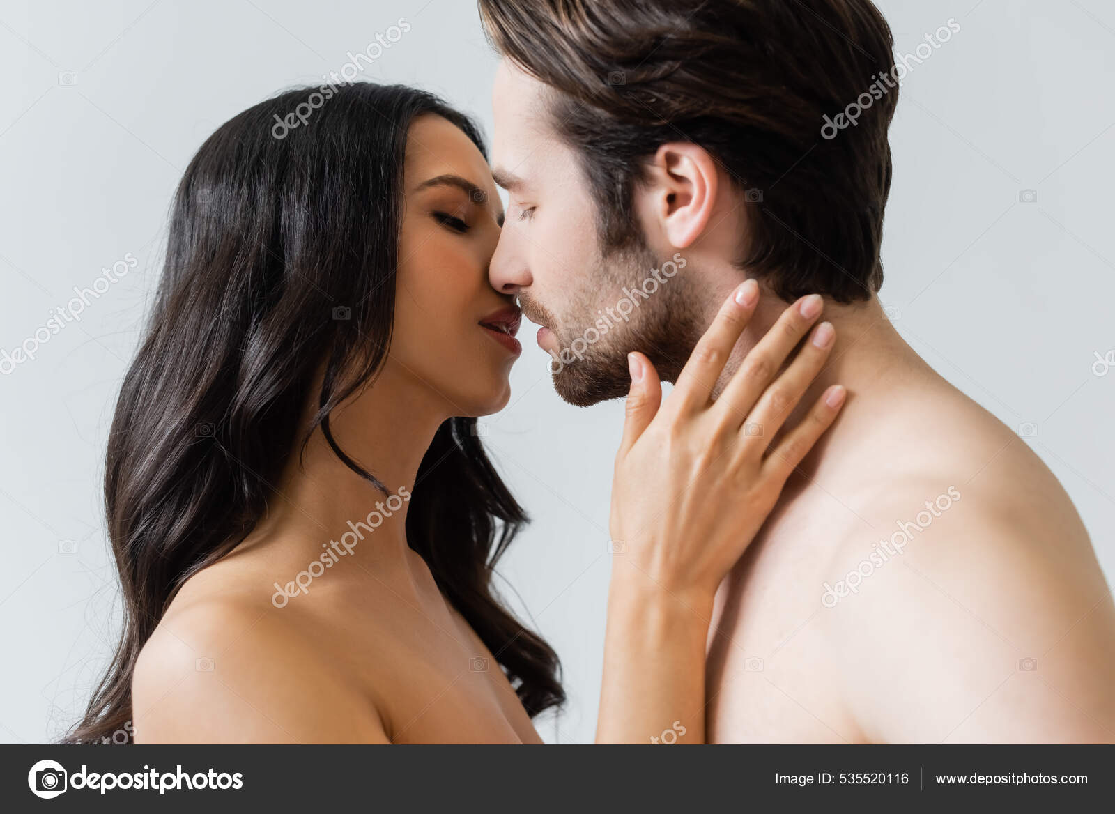Mulher Morena Nua Homem Beijando Com Olhos Fechados Isolados Cinza — Foto ©  IgorVetushko 535520116