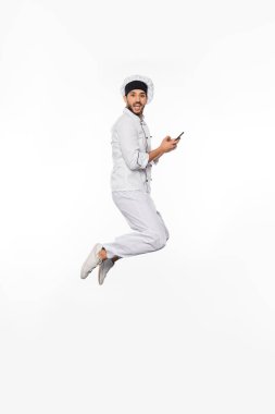 Şapkalı ve üniformalı aşçı beyaz telefondan atlamış. 