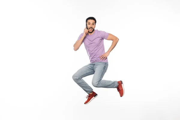 Hombre Sorprendido Jeans Camiseta Púrpura Levitando Mientras Habla Teléfono Celular — Foto de Stock