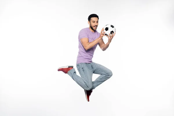 Hombre Feliz Jeans Camiseta Púrpura Levitando Mientras Mira Fútbol Blanco —  Fotos de Stock