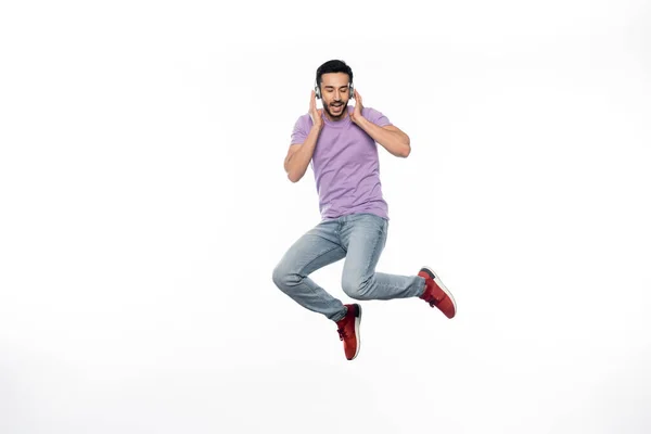 Homem Positivo Fones Ouvido Sem Fio Levitando Branco — Fotografia de Stock