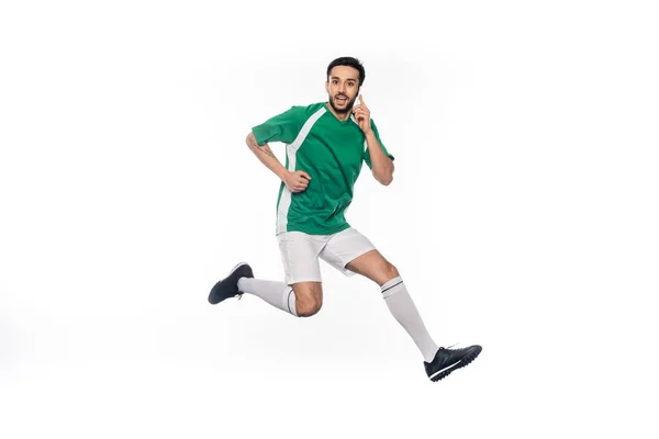 Jogador Futebol Feliz Salto Uniforme Enquanto Fala Smartphone Isolado Branco — Fotografia de Stock