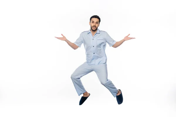 Beyaz Jest Yaparken Pijamalı Sakallı Adam Havada Süzülüyor — Stok fotoğraf