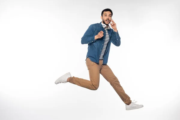 Homem Animado Levitando Enquanto Fala Smartphone Olhando Para Branco — Fotografia de Stock