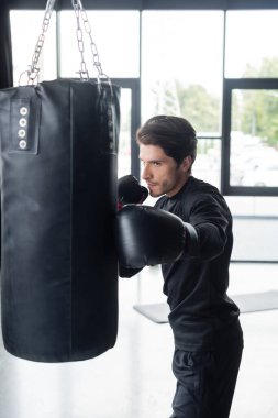 Spor giyim antrenmanında spor salonunda kum torbasıyla. 