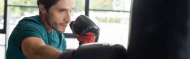 Sporcu boksu spor salonunda kum torbası, afiş 