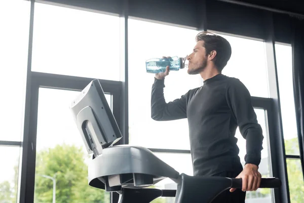 Side View Man Drinking Water Treadmill Sports Center — Foto Stock