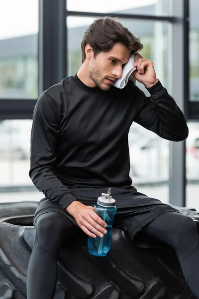 Man Sportswear Wiping Face Towel Holding Sports Bottle Tire Gym — Stock Photo, Image