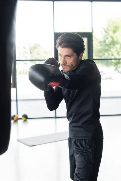 Brunette Boxer Working Out Punching Bag Sports Center — Stockfoto