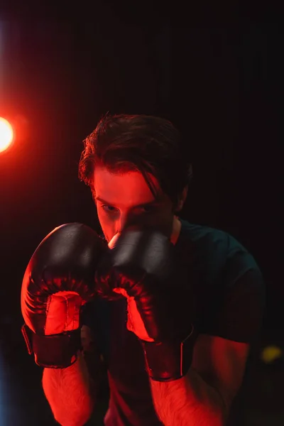 Esportista Treinamento Luvas Boxe Fundo Preto Com Luz Vermelha — Fotografia de Stock
