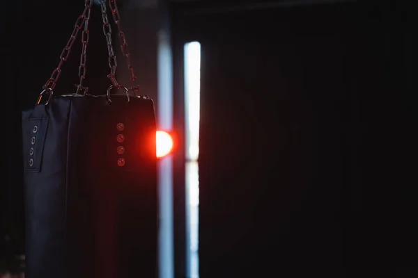 Bolso Boxeo Sobre Fondo Oscuro Con Iluminación Gimnasio — Foto de Stock