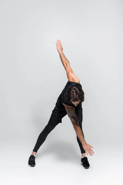 Tatuado Deportista Flexión Durante Entrenamiento Sobre Fondo Gris — Foto de Stock