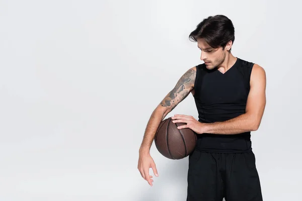 Morena Deportista Sosteniendo Pelota Baloncesto Sobre Fondo Gris — Foto de Stock