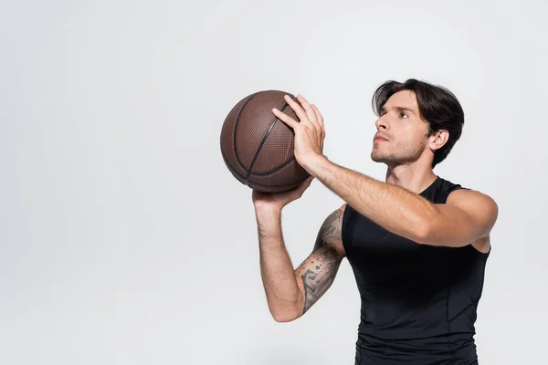 Αθλητής Κρατώντας Μπάλα Του Μπάσκετ Ενώ Κοιτάζοντας Μακριά Απομονώνονται Γκρι — Φωτογραφία Αρχείου
