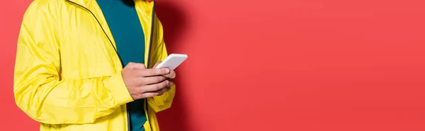 Обрезанный Вид Спортсмена Помощью Мобильного Телефона Красном Фоне Баннер — стоковое фото