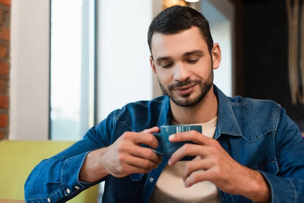 Hombre Satisfecho Sosteniendo Taza Café Mientras Está Sentado Restaurante —  Fotos de Stock