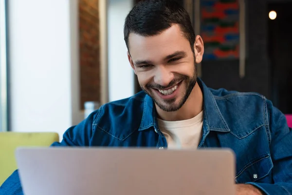 Joyful Freelancer Looking Blurred Laptop Cafe — Fotografia de Stock