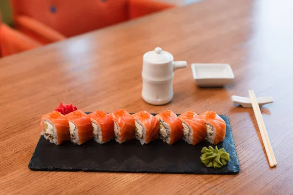 Vynikající Sushi Rolky Červeným Kaviárem Blízkosti Sojové Omáčky Hrnce Hůlky — Stock fotografie