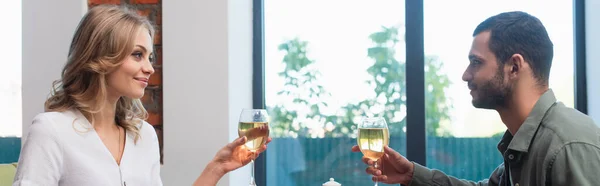 Pasangan Muda Dengan Gelas Anggur Putih Saling Memandang Restoran Spanduk — Stok Foto