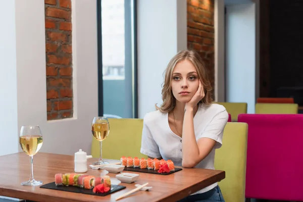 Mujer Molesta Sentada Mesa Servida Bar Sushi Mirando Hacia Otro — Foto de Stock