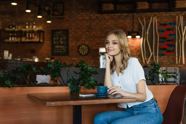 Mujer Feliz Mirando Lejos Cerca Del Teléfono Celular Taza Café — Foto de Stock