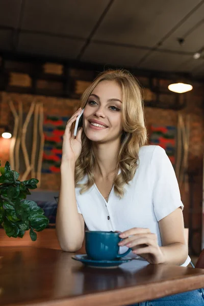Весела Блондинка Говорить Мобільному Телефоні Біля Чашки Кави — стокове фото