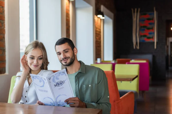 Smiling Couple Choosing Meal Menu While Sitting Restaurant — Fotografia de Stock