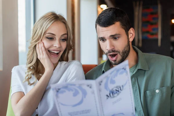 Femme Choquée Toucher Visage Tout Lisant Menu Restaurant Près Copain — Photo