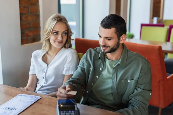 Smiling Woman Looking Boyfriend Paying Credit Card Payment Terminal Menu — Fotografia de Stock