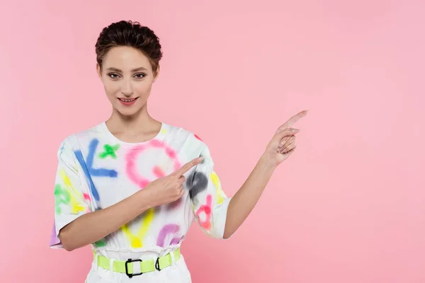 Trendy Woman Smiling Camera Pointing Fingers Isolated Pink — Stockfoto