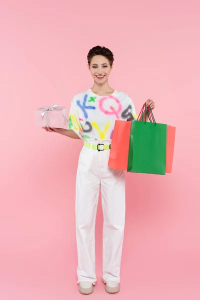 Vista Completa Mujer Elegante Alegre Posando Con Caja Regalo Bolsas —  Fotos de Stock