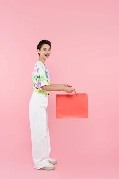 Vista Completa Mujer Feliz Pantalones Blancos Sosteniendo Bolsa Compras Rosa — Foto de Stock