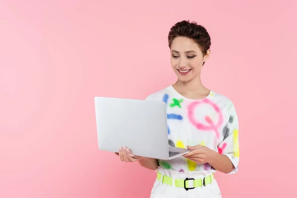 Young Smiling Woman Stylish Clothes Standing Laptop Isolated Pink — Stock Photo, Image