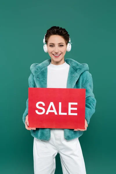 Brunette Woman Faux Fur Jacket Headphones Holding Red Card Sale — Stock Photo, Image