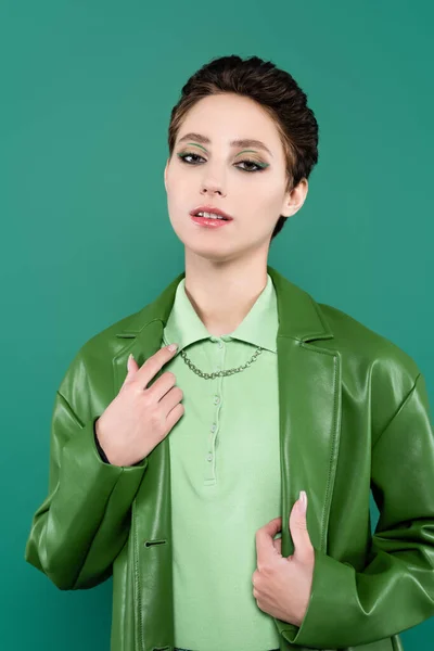 Брюнетка Модной Кожаной Куртке Смотрит Камеру Позируя Изолированно Зеленом — стоковое фото