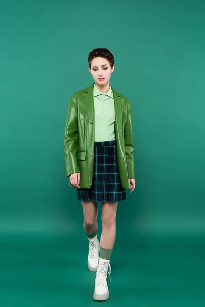 Deri Ceketli Ekose Etekli Yeşil Çizmeli Şık Bir Kadın — Stok fotoğraf