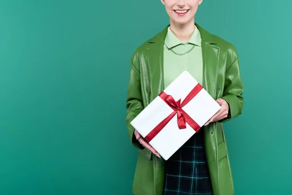 Vista Recortada Mujer Sonriente Chaqueta Cuero Pie Con Caja Regalo — Foto de Stock