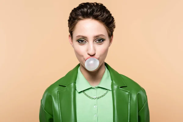 Trendy Brunette Vrouw Blazen Bubble Gum Terwijl Zoek Naar Camera — Stockfoto