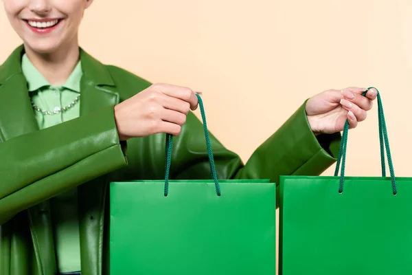 Vista Recortada Mujer Sonriente Con Bolsas Compras Verdes Aisladas Beige — Foto de Stock