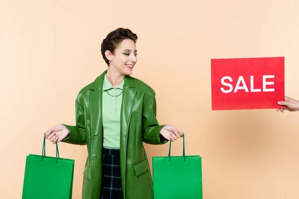 Man Holding Red Card Sale Lettering Trendy Woman Green Shopping — Stockfoto