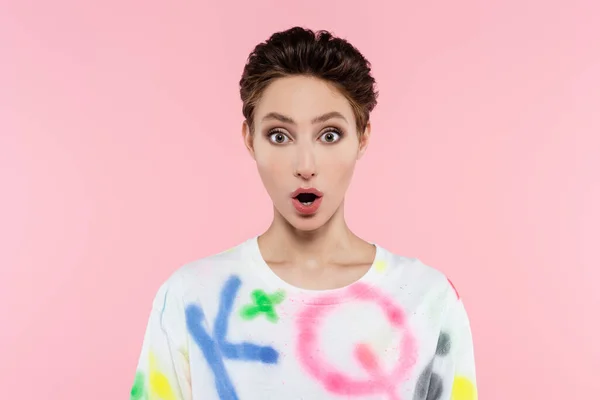 Surprised Woman Open Mouth Looking Camera Isolated Pink — Foto Stock