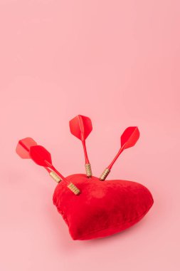 Dartlar yumuşak kalp şeklinde yastıklarda pembe 