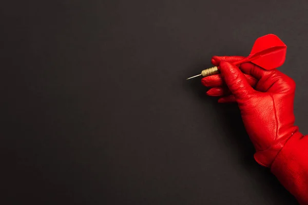 Обрезанный Вид Женщины Красной Перчатке Держа Дротик Черном — стоковое фото