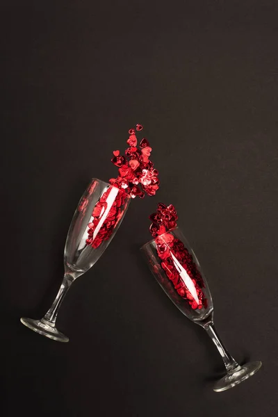 Top View Champagne Glasses Shiny Confetti Hearts Black — Fotografia de Stock