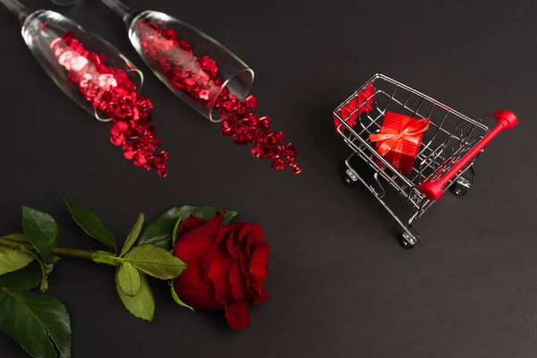Верхний Вид Красную Розу Рядом Очками Конфетти Крошечный Подарок Корзине — стоковое фото