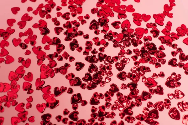 Vue Dessus Des Cœurs Confettis Rouges Brillants Sur Rose — Photo