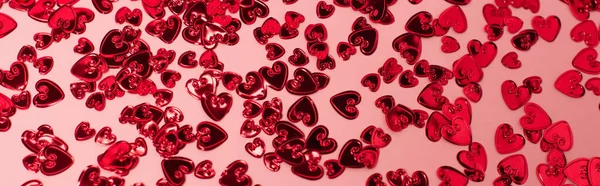 Вид Сверху Сверкающих Красных Сердец Конфетти Розовом Баннер — стоковое фото