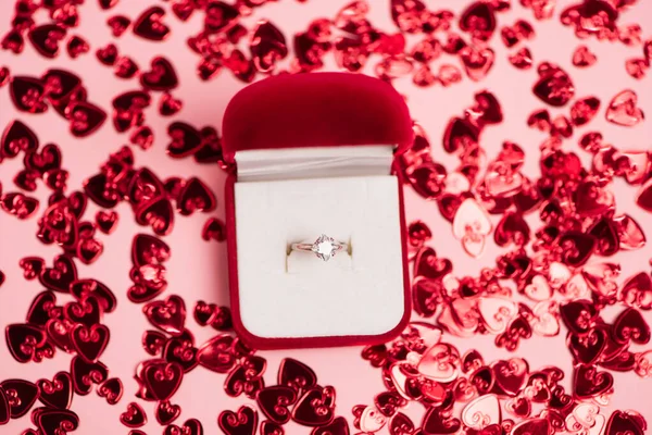 Bovenaanzicht Juwelenkistje Met Diamanten Ring Nabij Glanzende Confetti Hartjes Roze — Stockfoto