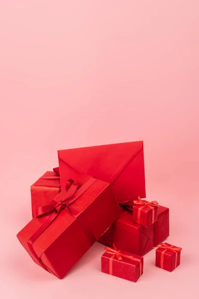 Red Wrapped Gift Boxes Ribbons Envelope Pink — Stock Photo, Image